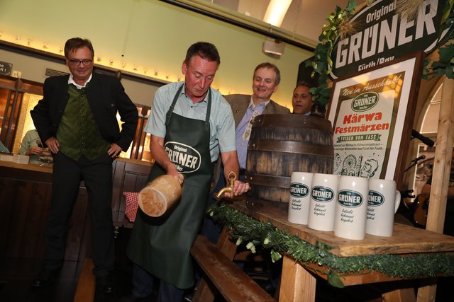 Mit drei Schlägen stach Fürths Oberbürgemeister Thomas Jung das erste Fass Märzen-Festbier an. | Foto: Udo Dreier