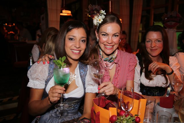 Mega-Stimmung bei den feschen Damen der 1. Ladies-Dirndl-Night auf dem Nürnberger Altstadtfest. Foto: Jürgen Friedrich