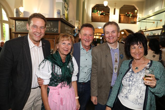 (v.l.) Bürgermeister Markus Braun, Bea Höfler, OB Thomas Jung, Kirchweihreferent Horst Müller  und Heike Jung. | Foto: Udo Dreier