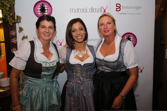 Mega-Stimmung bei den feschen Damen der 1. Ladies-Dirndl-Night auf dem Nürnberger Altstadtfest. Foto: Jürgen Friedrich