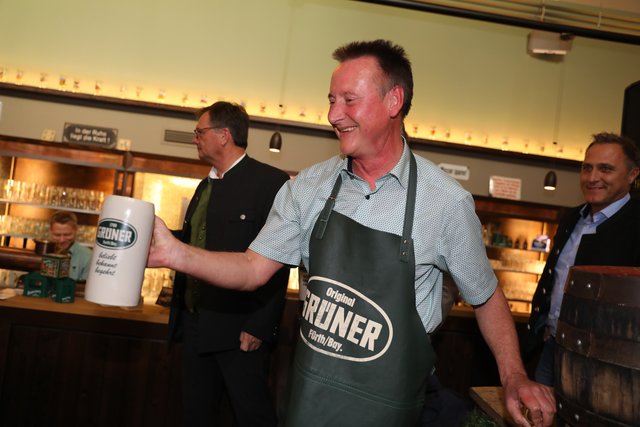 Mit drei Schlägen stach Fürths Oberbürgemeister Thomas Jung das erste Fass Märzen-Festbier an. | Foto: Udo Dreier