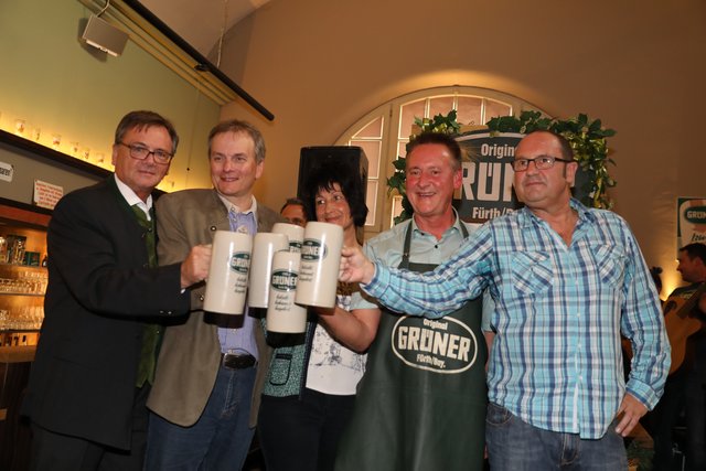 (v.l.) Tucherchef Fred Höfler, Wirtschaftsreferent Horst Müller, Heike und Thomas Jung sowie Bierexperte und Brauereiführer Helmut Ell. | Foto: Udo Dreier