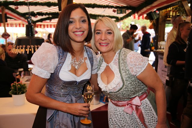 Breuninger-PR-Leiterin & Gastgeberin Dagmar Munk (re.) mit 
ihrer Breuninger-Kollegin Vanessa Fiore. Foto: Jürgen Friedrich