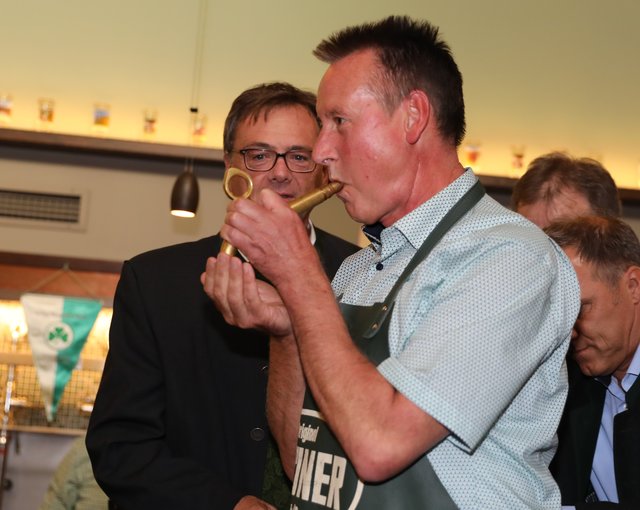 OB Thomas Jung: Mit drei Schlaegen stach er das erste Fass Märzen-Festbier an. | Foto: Udo Dreier