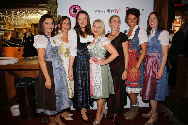 Mega-Stimmung bei den feschen Damen der 1. Ladies-Dirndl-Night auf dem Nürnberger Altstadtfest. Foto: Jürgen Friedrich