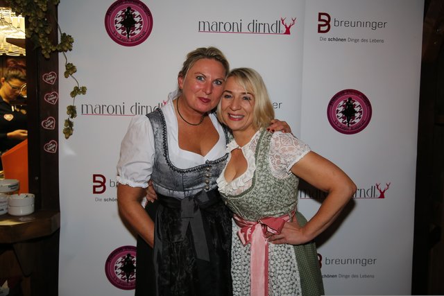 Mega-Stimmung bei den feschen Damen der 1. Ladies-Dirndl-Night auf dem Nürnberger Altstadtfest. Foto: Jürgen Friedrich