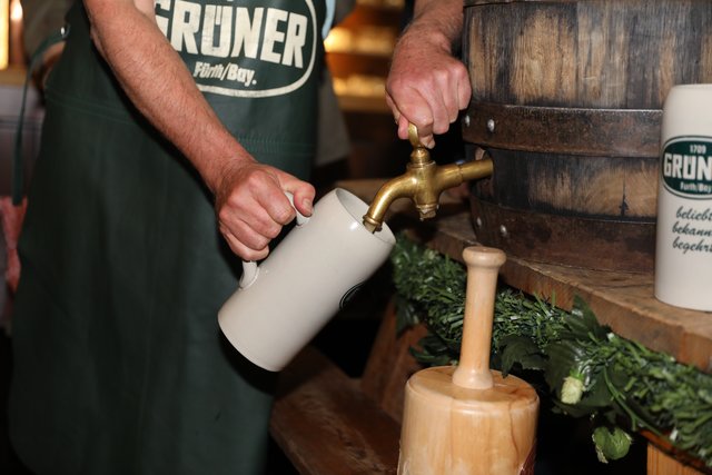 Mit drei Schlägen stach Fürths Oberbürgemeister Thomas Jung das erste Fass Märzen-Festbier an. | Foto: Udo Dreier