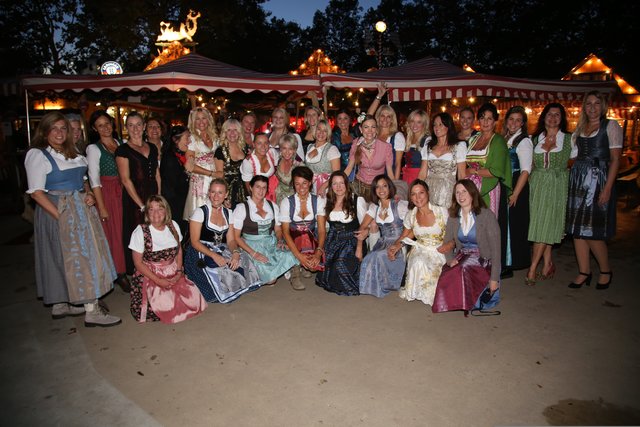 Mega-Stimmung bei den feschen Damen der 1. Ladies-Dirndl-Night auf dem Nürnberger Altstadtfest. Foto: Jürgen Friedrich