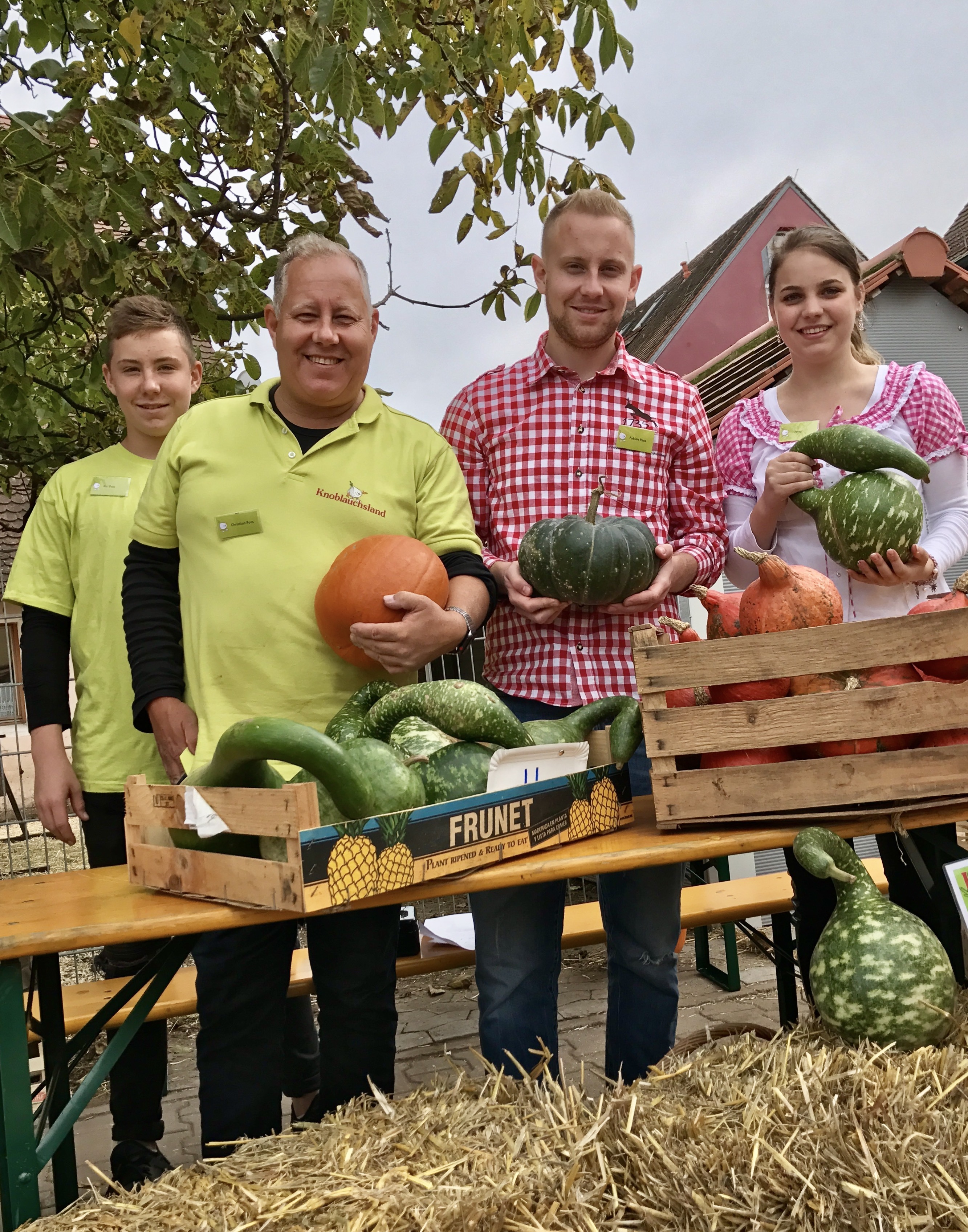Christian Poss (2. v. li.) mit seinen Söhnen Nici (li.) und Fabian und dessen Freundin Jessy Hofbauer. Foto: Peter Maskow