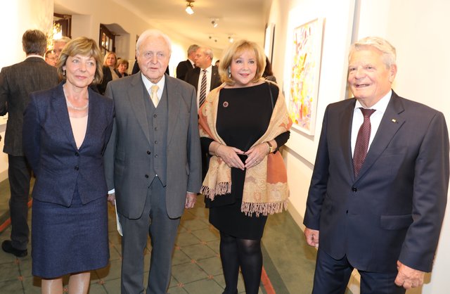 (v.l.) Daniela Schadt, Oscar Schneider, Evi Kurz und Joachim Gauck. | Foto: Udo Dreier