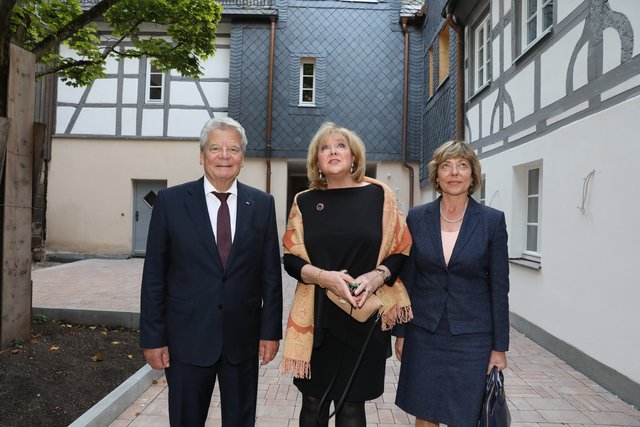 Joachim Gauck, Daniela Schadt und und Evi Kurz (M.) besichtigen das Ludwig Erhard Haus. | Foto: Udo Dreier