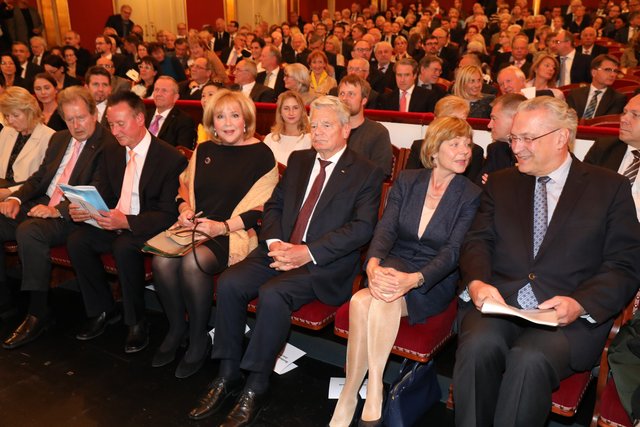 Joachim Gauck und Evi Kurz sowie Fürths Oberbürgermeister Dr. Thomas Jung (3.v.l.), Daniela Schadt und Staatsminister Joachim Herrmann. | Foto: Udo Dreier