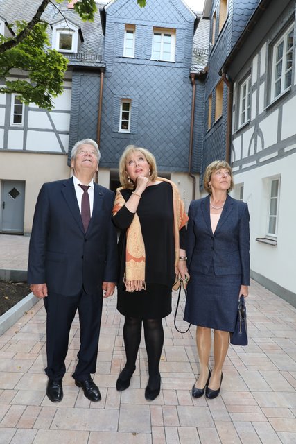 Joachim Gauck, Daniela Schadt und und Evi Kurz (M) besichtigen das Ludwig Erhard Haus - - Foto: Udo Dreier - 26.09.2017 - Fürth / Bayern - Verleihung Ludwig-Erhard-Preis 2017 in Fürth  Bayerns Innen- und Bauminister Joachim Herrmann bei der Verleihung des Ludwig-Erhard-Preises 2017 in Fürth: Förderung der wissenschaftlichen Auseinandersetzung und Fortführung der Sozialen Marktwirtschaft - Eröffnung des Ludwig-Erhard-Zentrums in Fürth Ende 2017 - Knapp 15 Millionen Euro Förderung durch Freistaat und Bund