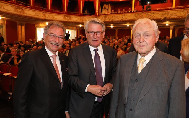 (v.l.) Dieter Kempf, Präsident des Bundesverbandes der Deutschen Industrie e. V., mit Unternehmer Peter Kurz und Bundesbauminister a.D. Oscar Schneider. | Foto: Udo Dreier