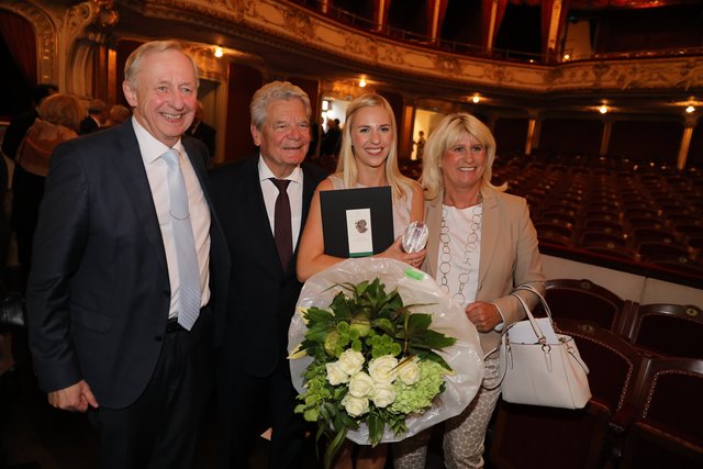 Bundespräsident Joachim Gauck mit Preisträgerin Dr. Franziska Engelhard und deren Eltern. | Foto: Udo Dreier