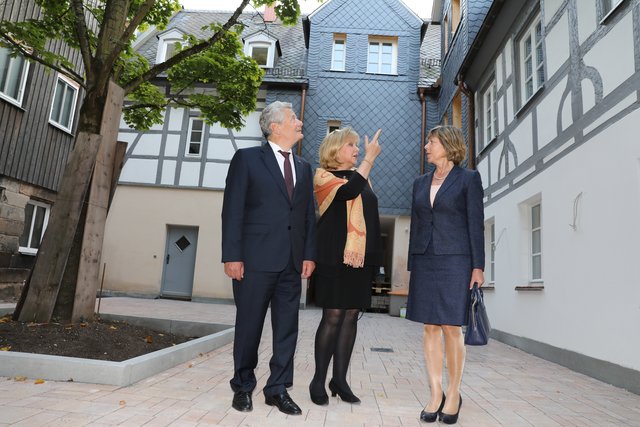 Joachim Gauck, Daniela Schadt und und Evi Kurz (M.) besichtigen das Ludwig Erhard Haus. | Foto: Udo Dreier