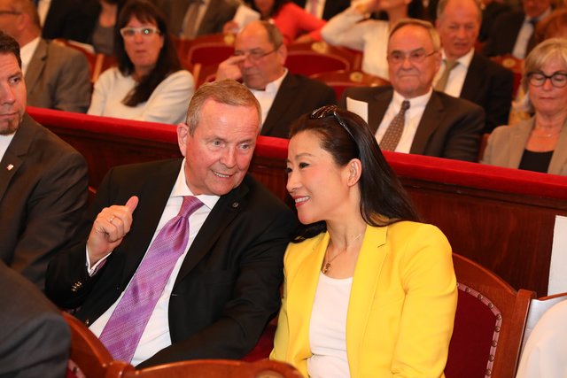 Unternehmer Hans-Georg Geis mit Ehefrau Catherine Xue Dong-Geis.

Foto: Udo Dreier - 26.09.2017 - Fürth / Bayern - 
Verleihung Ludwig-Erhard-Preis 2017 in Fürth  Bayerns Innen- und Bauminister Joachim Herrmann bei der Verleihung des Ludwig-Erhard-Preises 2017 in Fürth: Förderung der wissenschaftlichen Auseinandersetzung und Fortführung der Sozialen Marktwirtschaft - Eröffnung des Ludwig-Erhard-Zentrums in Fürth Ende 2017 - Knapp 15 Millionen Euro Förderung durch Freistaat und Bund

+++ Ganz im Zeichen | Foto: Udo Dreier