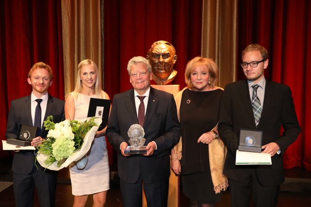 Bundespräsident a.D. Joachim Gauck (Mitte) und Evi Kurz (2.v.r.) mit Dr. Julian Dörr (r.), Preisträgerin Dr. Franziska Engelhard (2.v.l.),  FAU Erlangen-Nürnberg, Doktorvater Prof. Dr. Dirk Holtbrügge sowie Dr. Christian Stauf (l.). | Foto: Udo Dreier
