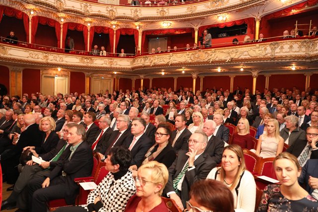 Das vollbesetzte Fürther Stadttheater während der Verleihung. | Foto: Udo Dreier
