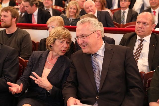 Bayerns Innenminister Joachim Herrmann im Gespräch mit Daniela Schadt. 

Foto: Udo Dreier - 26.09.2017 - Fürth / Bayern - 
Verleihung Ludwig-Erhard-Preis 2017 in Fürth  Bayerns Innen- und Bauminister Joachim Herrmann bei der Verleihung des Ludwig-Erhard-Preises 2017 in Fürth: Förderung der wissenschaftlichen Auseinandersetzung und Fortführung der Sozialen Marktwirtschaft - Eröffnung des Ludwig-Erhard-Zentrums in Fürth Ende 2017 - Knapp 15 Millionen Euro Förderung durch Freistaat und Bund

+++ Ganz im Zeich | Foto: Udo Dreier