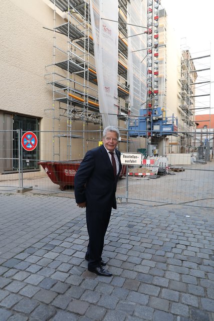 Joachim Gauck vor dem Neubau Ludwig Erhard Zentrum in Fürth. | Foto: Udo Dreier