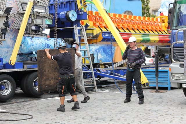 Der Countdown für die Fürther Kirchweih läuft: Noch wird an den Fahrgeschäften und Buden kräftig geschraubt, gehämmert und gebohrt. Foto: Ebersberger