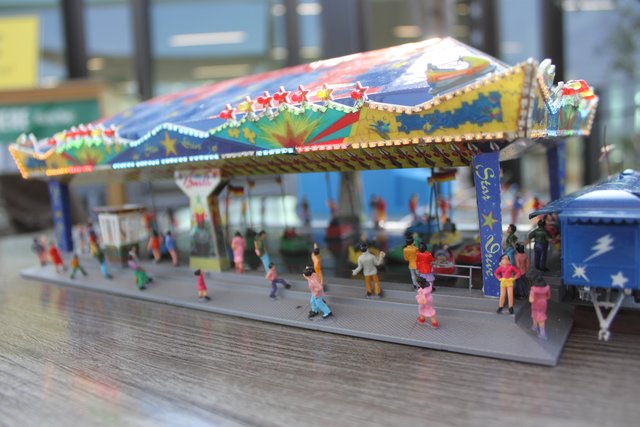 Die Kirchweih- und Volksfestwelt im Kleinformat ist vom 6. bis 8. Oktober in einer Miniaturausstellung im Carré Fürther Freiheit (Wöhrl) zu sehen. Foto: Ebersberger
