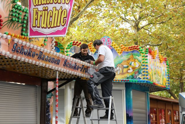 Der Countdown für die Fürther Kirchweih läuft: Noch wird an den Fahrgeschäften und Buden kräftig geschraubt, gehämmert und gebohrt. Foto: Ebersberger