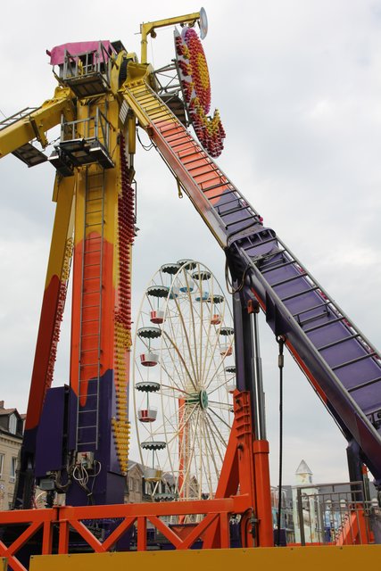 Während das Riesenrad schon fertig in die Höhe ragt, warten andere Fahrgeschäfte noch auf ihre Endmontage. Foto: Ebersberger