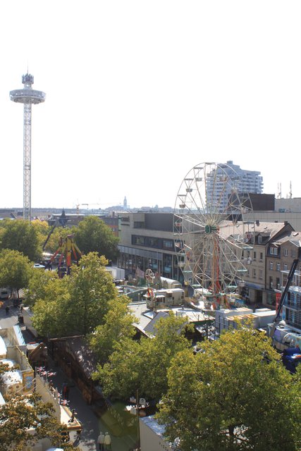 Da muss selbst das Riesenrad klein beigeben. Rund 80 Meter ragt das neue Fahrgeschäf City-Skyliner - der modernste und höchste mobile Aussichtsturm der Welt - in die Höhe und bietet dabei einen 360-Grad-Panoramablick über die Stadt. Foto: Ebersberger