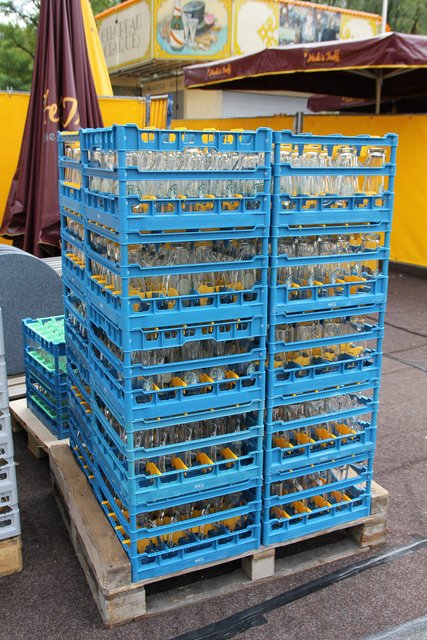 Fein säuberlich aufgestapelt warten die Bierkrüge darauf, gefüllt zu werden. Foto: Ebersberger