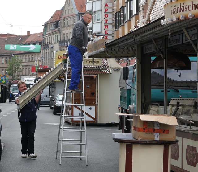 Der Countdown für die Fürther Kirchweih läuft: Noch wird an den Fahrgeschäften und Buden kräftig geschraubt, gehämmert und gebohrt. Foto: Ebersberger