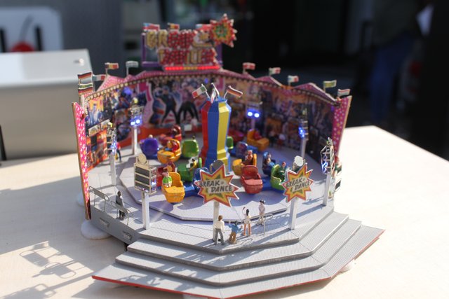 Die Kirchweih- und Volksfestwelt im Kleinformat ist vom 6. bis 8. Oktober in einer Miniaturausstellung im Carré Fürther Freiheit (Wöhrl) zu sehen. Foto: Ebersberger