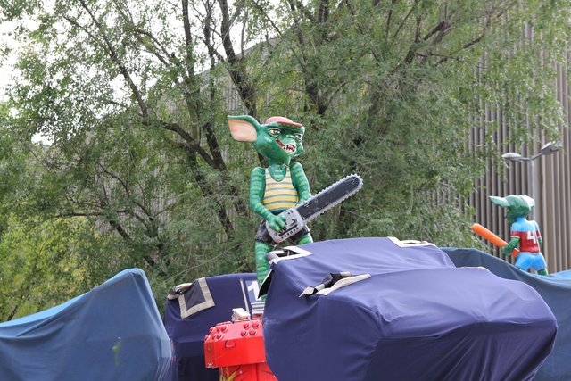 Na ob dieser grimmig dreinschauende Zeitgenosse eine Hilfe beim Kärwaaufbau ist? Foto: Ebersberger