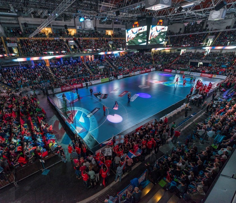 (Foto: HJKrieg, hl-studios, Erlangen): Immer eine tolle Stimmung in der Arena Nürnberger Versicherung - THW Kiel gegen den HC Erlangen