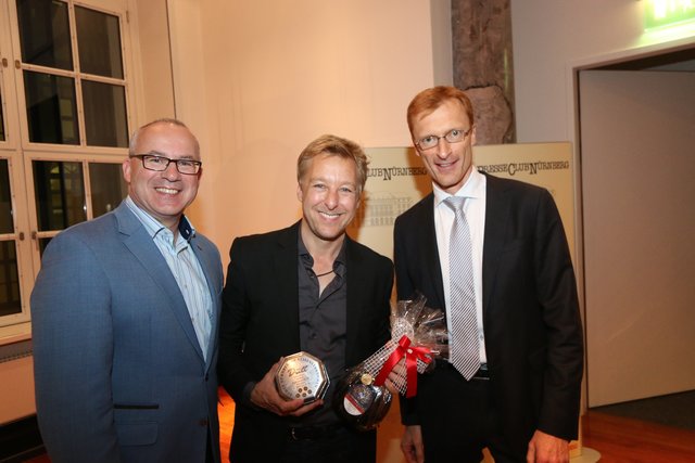 Dieter Barth (l.) und Dr. Martin Seibold (r.) bedanken sich bei Max Müller.