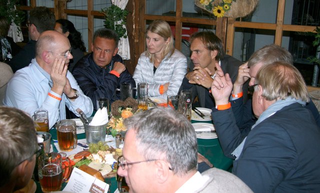 Beim Gedankenaustausch (v.l.) Frank Büttner (Abteilungsdirektor Marketing bei der Sparda-Bank Nürnberg), Thomas Lang (stellvertretender Vorstandsvorsitzender der Sparda-Bank Nürnberg) mit Ehefrau Yvonne Lang, Alexander Koller (Funkhaus-Geschäftsführer), Harald Greiner (MarktSpiegel-Geschäftsführer), Dr. Thomas Grethlein (Geschäftsführer der Agentur Freundeskreis und Aufsichtsratsvorsitzender des 1. FC Nürnberg) und Marco Zeuschner (Vertrieb Bayern-Nord bei Paperdrive).