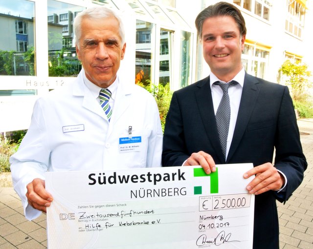 Daniel Pfaller (r.), Geschäftsführer Südwestpark, mit Prof. Dr. Martin Wilhelm vom Verein „Hilfe für Krebskranke e. V.“, Nürnberg. | Foto: Südwestpark Management/Leo Loy