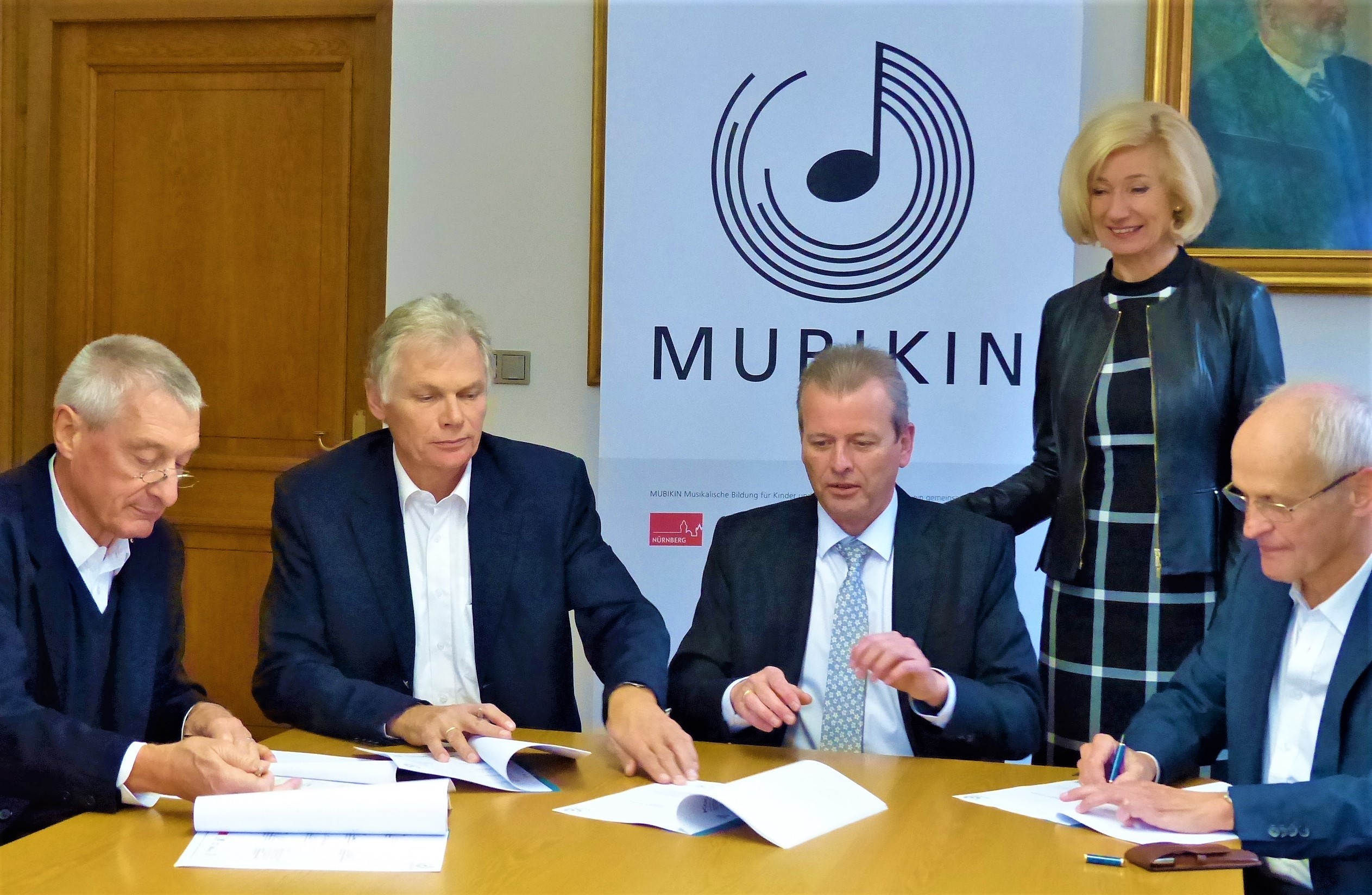 Dr. Dieter Bouhon für die Bouhon Stiftung, Prof. Dr. Wolfgang Pfeiffer für die Friedrich-Alexander-Universität, Oberbürgemeister Dr. Ulrich Maly, und Helmut Gierse für die Stiftung Persönlichkeit (v.l.)unterzeichnen die Kooperationsvereinbarung. Im Hintergrund Kulturreferentin Prof. Dr. Julia Lehner. Bereits vorab unterzeichnet hatte der abwesende Prof. Dr. Martin Ullrich für die Hochschule für Musik.