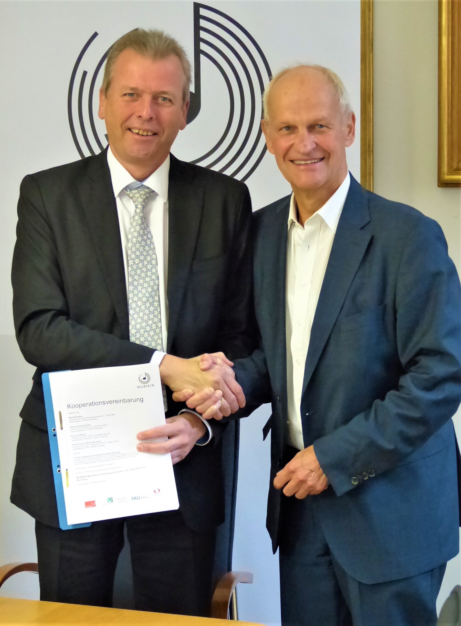 Oberbürgermeister Dr. Ulrich Maly (l.) und Helmut Gierse als Vorsitzender der MUBIKIN Trägerversammlung.