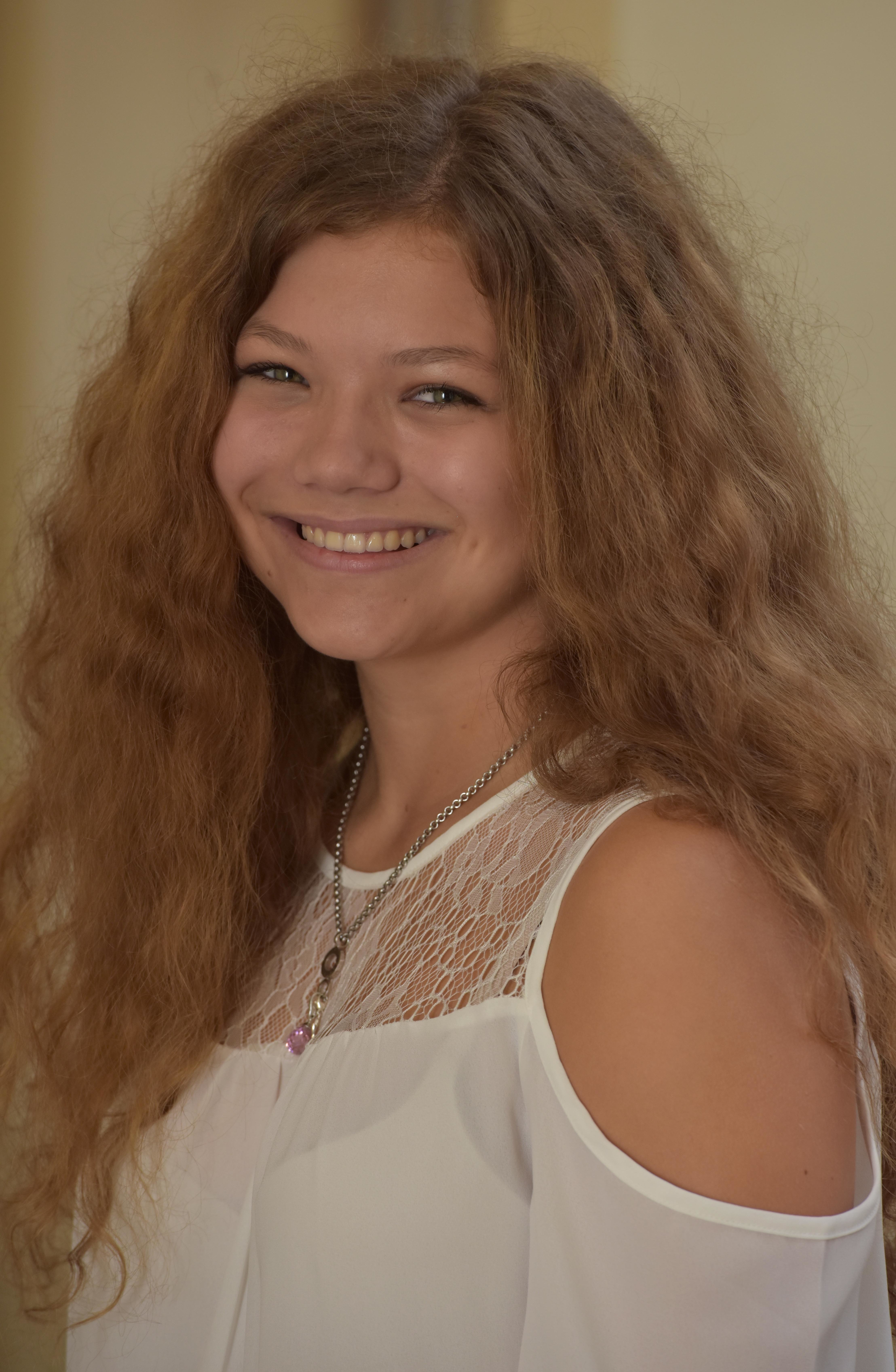 Michelle Stürhof 18 Jahre, Praktikantin nach Abitur am Melanchthon-Gymnasium. Hobbys: Tanzen, Judo, Skifahren, Bogenschießen, Reisen, Gitarre spielen.