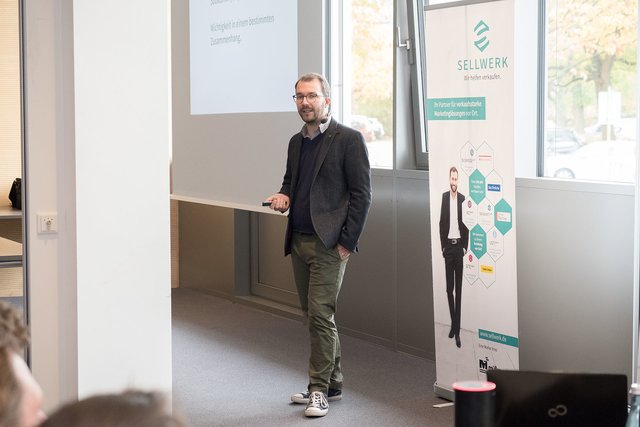 Höhepunkte waren die Vorträge der vier Referenten: Tim Nolet von Yext, Lucas Müller von GoLocal, Oliver Ziesemer von SELLWERK und Simon Schlerf von FAIRRANK. Foto: © Jens Liebenberg / SELLWERK