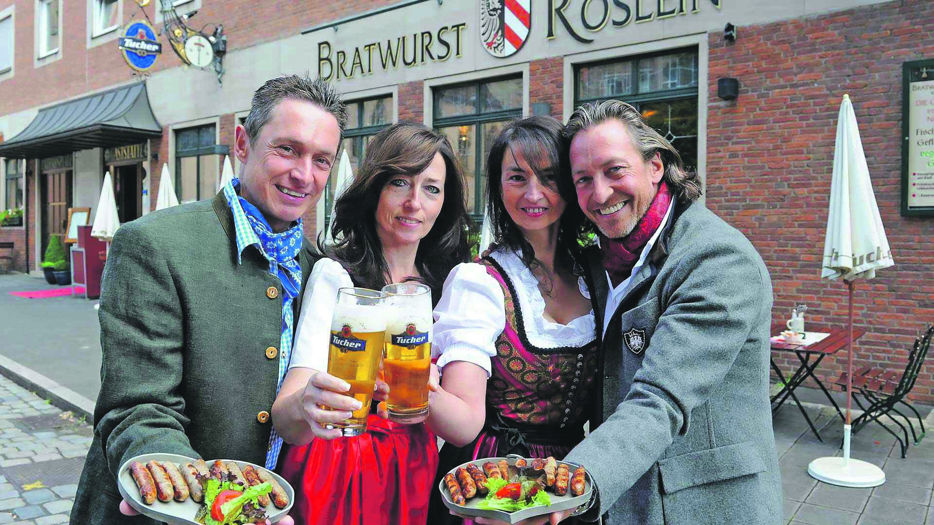 Gruppenfoto mit feschen Gattinnen: Thomas (re.) und Michael Förster sind Nürnberger Erfolgsgastronomen.