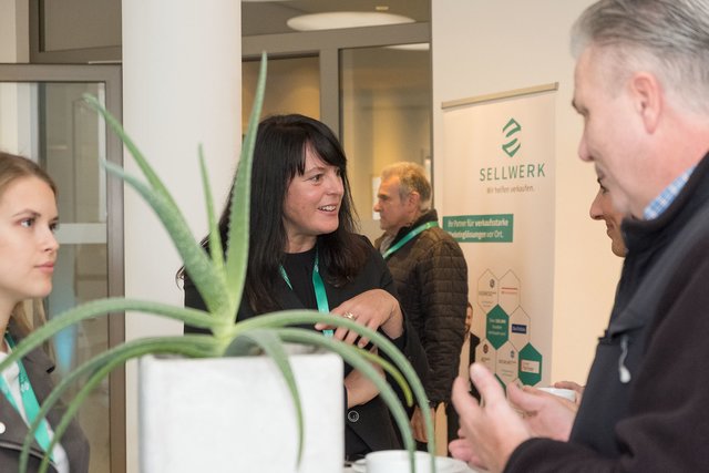 SELLWERK-Verkaufsleiterin Elke Weigelt begrüßt Ihre Gäste. Foto: © Jens Liebenberg / SELLWERK