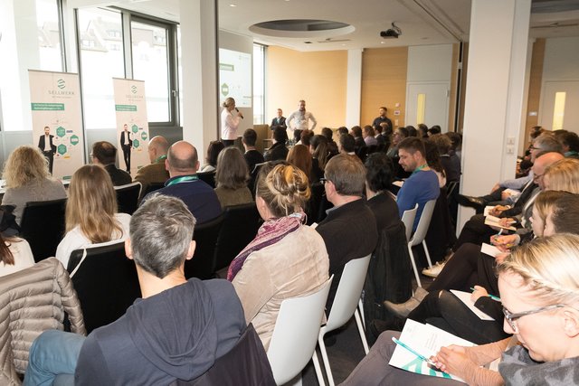 Höhepunkte waren die Vorträge der vier Referenten: Tim Nolet von Yext, Lucas Müller von GoLocal, Oliver Ziesemer von SELLWERK und Simon Schlerf von FAIRRANK. Foto: © Jens Liebenberg / SELLWERK
