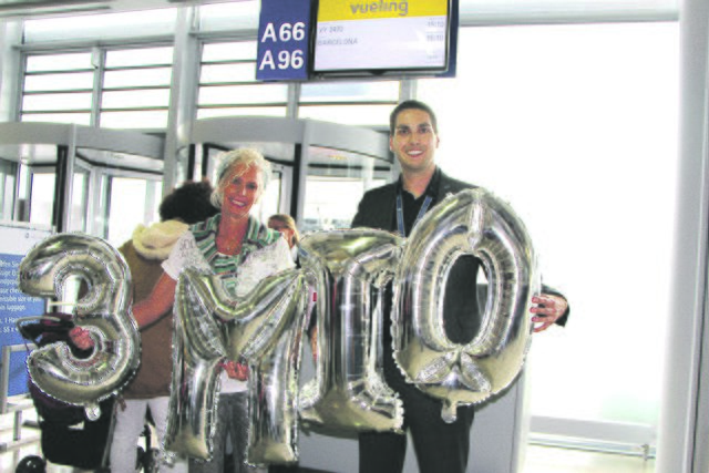 Ulrike Thurner ist die dreimillionste Passagierin am Albrecht Dürer Airport. Glückwünsche kamen von Christian Albrecht.