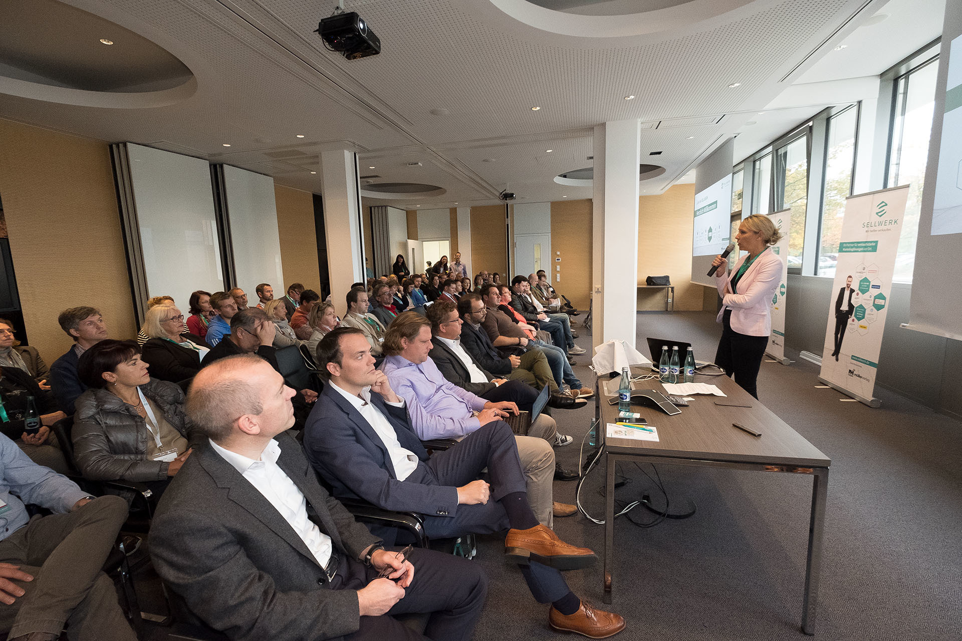 Über 200 geladene Kunden sind gekommen, um die neuesten Trends in Sachen Onlinemarketing zu erfahren und wie ihre Unternehmen davon profitieren können. Foto: © Jens Liebenberg / SELLWERK