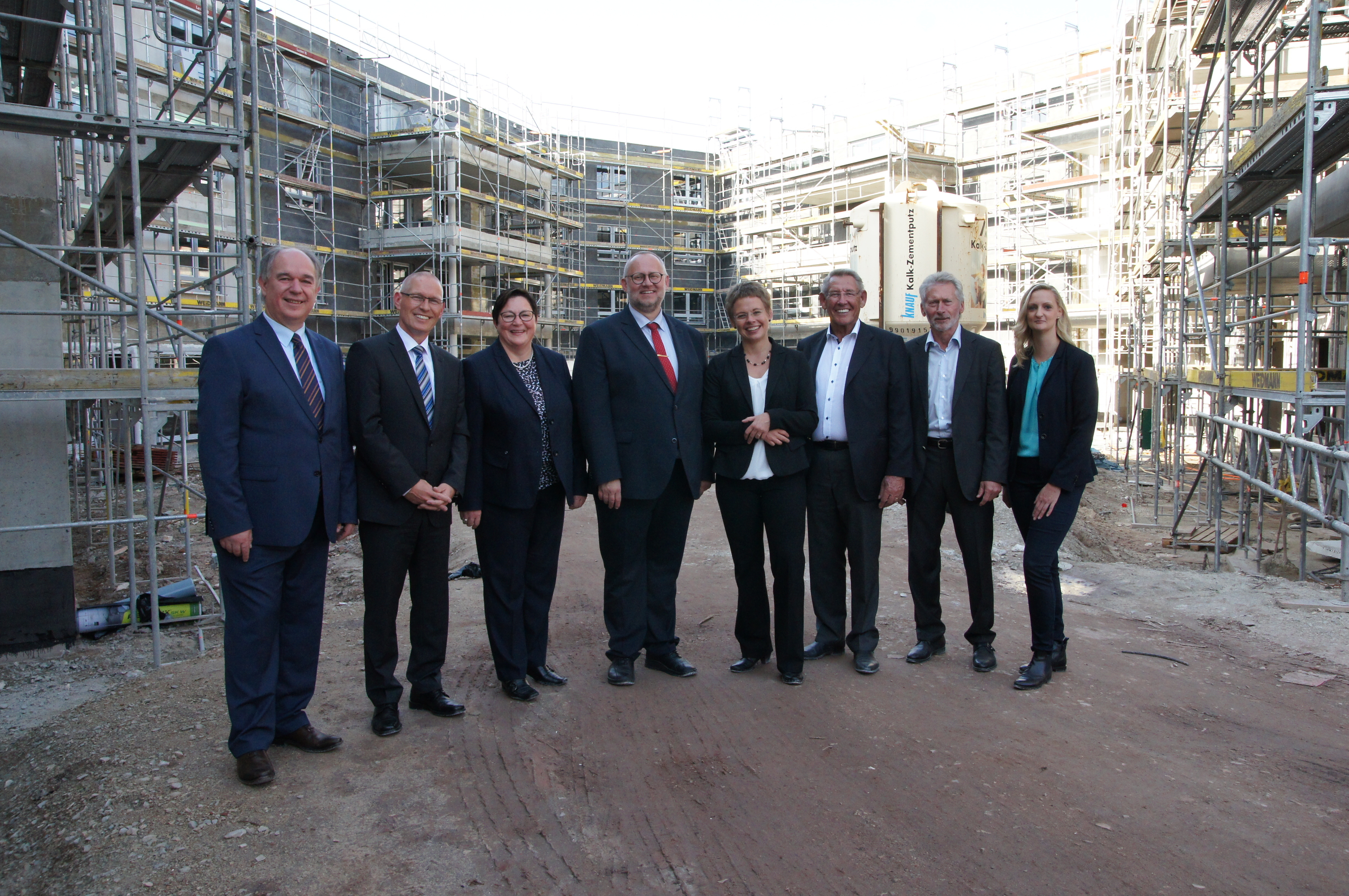 Projektpartner (v.l.): Klaus Hacker, Bürgermeister Stadt Röthenbach; Manfred Wolf, Geschäftsführer Stadtmissions-Fachbereich Senioren; Gabi Rubenbauer, Vorständin Stadtmission; Matthias Ewelt, Vorstand Stadtmission; Gudrun Dreßel, Vorständin Stadtmission; August Lotz, Investor; Paul Breitner, Investor; Linda Hirt, Architektin.