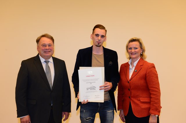 Helmut Brunner und Angela Inselkammer überreichen die Urkunde an den "Hofmannskeller" in Spalt.
