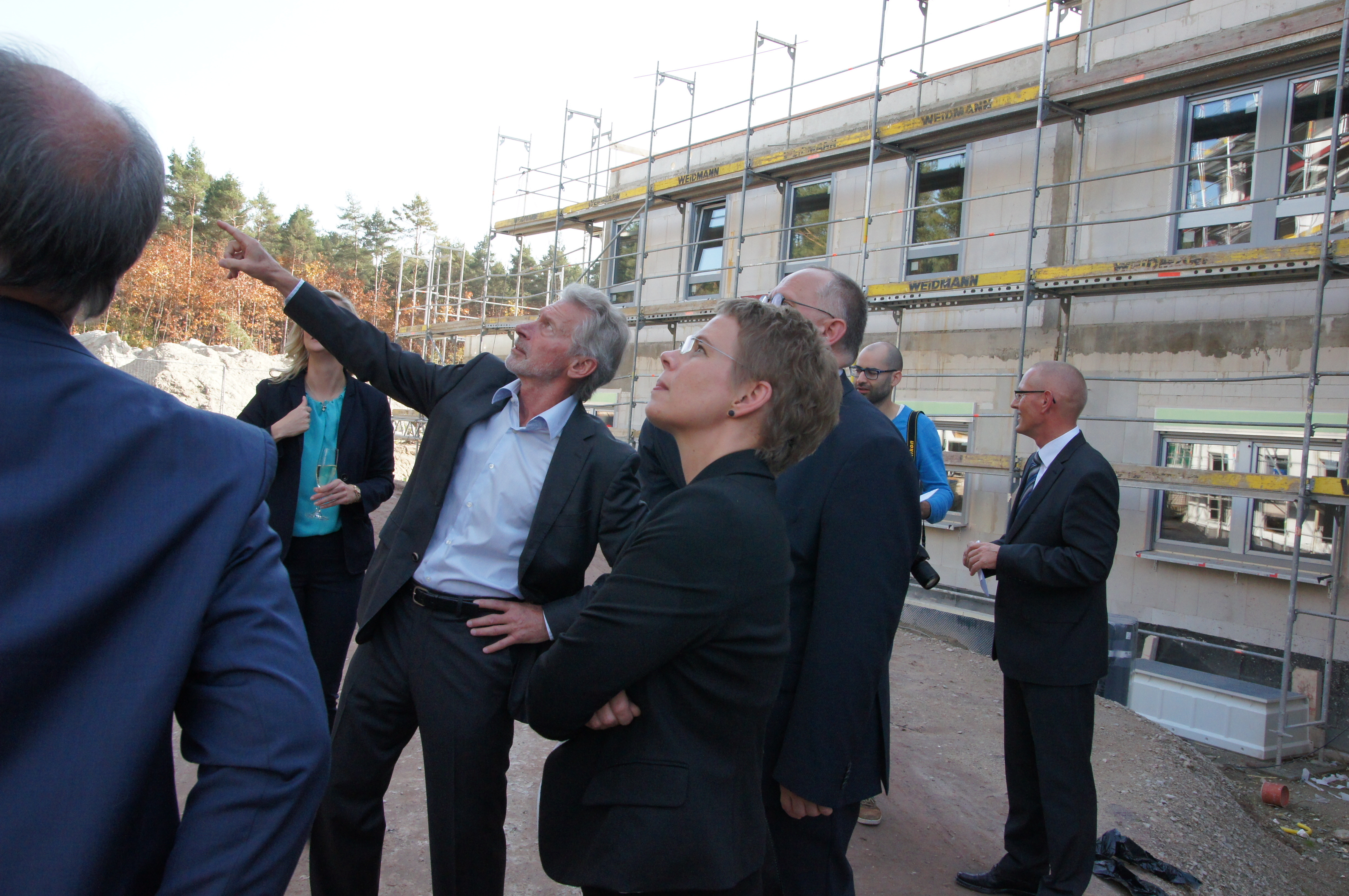 Investor Paul Breitner mit Stadtmissions-Vorständin Gudrun Dreßel, Stadtmissions-Vorstand Matthias Ewelt, im Hintergrund Manfred Wolf.